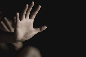 Φρίκη με τον βιασμό της 17χρονης στον Κορυδαλλό: Ο ήχος της τηλεόρασης "έπνιξε" τις κραυγές της