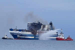 Euroferry Olympia: Έφτασε έξω από το λιμάνι του Αστακού