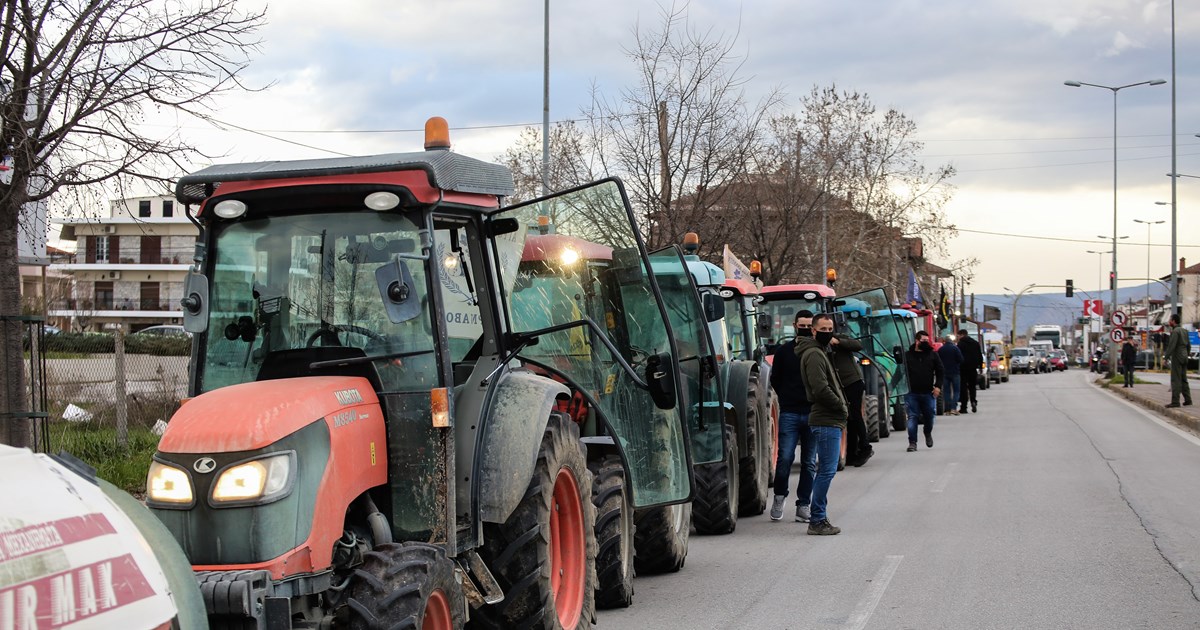 Επιστροφή στο παρελθόν: Στήνεται από το πρωί το μπλόκο των αγροτών στη Νίκαια [βίντεο - φωτό]