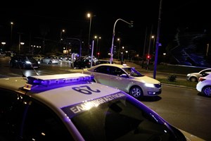 Απίστευτο σκηνικό: Εσπασαν το τζάμι σε αυτοκίνητο του ΑΝΤ1 την ώρα της ζωντανής σύνδεσης για να κλέψουν μια τσάντα