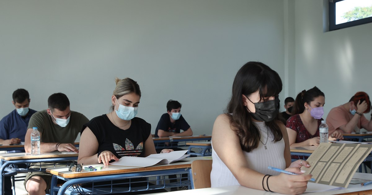 Λέκκας για φωτιά στη Βούλα: Μεγάλο λάθος για τα διαμερίσματα τα δέντρα στον περιβάλλοντα χώρο τους