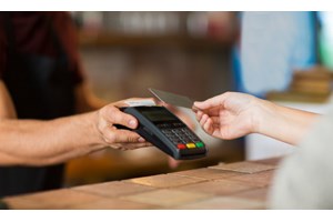 Τη Μεγάλη Εβδομάδα η "επιταγή ακρίβειας": Οι δικαιούχοι και οι προϋποθέσεις για τα 200 ευρώ