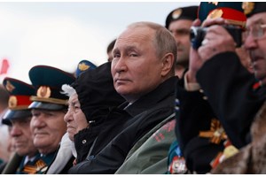 Με κόπο στέκεται όρθιος ο Πούτιν- Νέο αποκαλυπτικό βίντεο που τρέμουν τα πόδια του - εικόνα 2