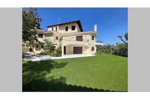 Πλειστηριασμοί: Σε νέα χέρια "επώνυμο" κτίριο στη Συγγρού και παραθαλάσσιο ακίνητο φιλέτο στην Κρήτη