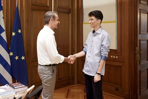 Θεσσαλονίκη: Αντισυνταγματάρχης έδωσε Πανελλήνιες και συγκέντρωσε 19.580 μόρια - Διάβαζε με την βοήθεια της κόρης του