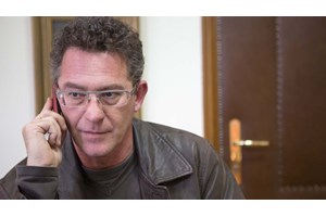 Γκάφα της νεολαίας ΣΥΡΙΖΑ σε μήνυμα για την Ουκρανία: Αντί για το σήμα της ειρήνης έβαλαν το σήμα της... Mercedes