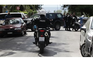 Θεσσαλονίκη: Σοκαριστικές λεπτομέρειες για τη δράση της άγριας συμμορίας ανηλίκων - Ανάγκασαν 14χρονο να γίνει τσαντάκιας - εικόνα 2