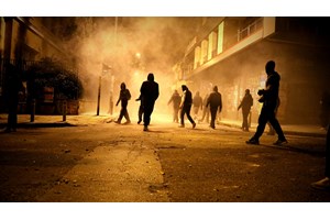 Εμπρηστές έκαψαν τη μοτοσυκλέτα αξιωματικού της ΕΛΑΣ έξω από το σπίτι του