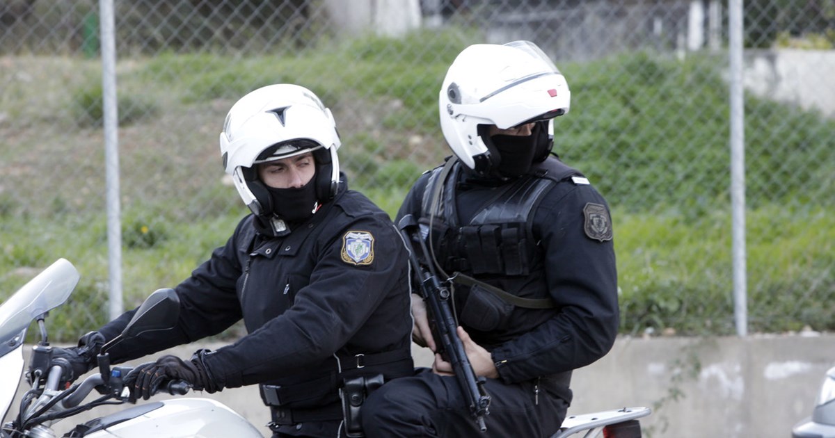 Θεσσαλονίκη: Ρομά τραυμάτισαν αστυνομικό και έσπασαν περιπολικό επειδή τους έκαναν συστάσεις για... φασαρία - εικόνα 2