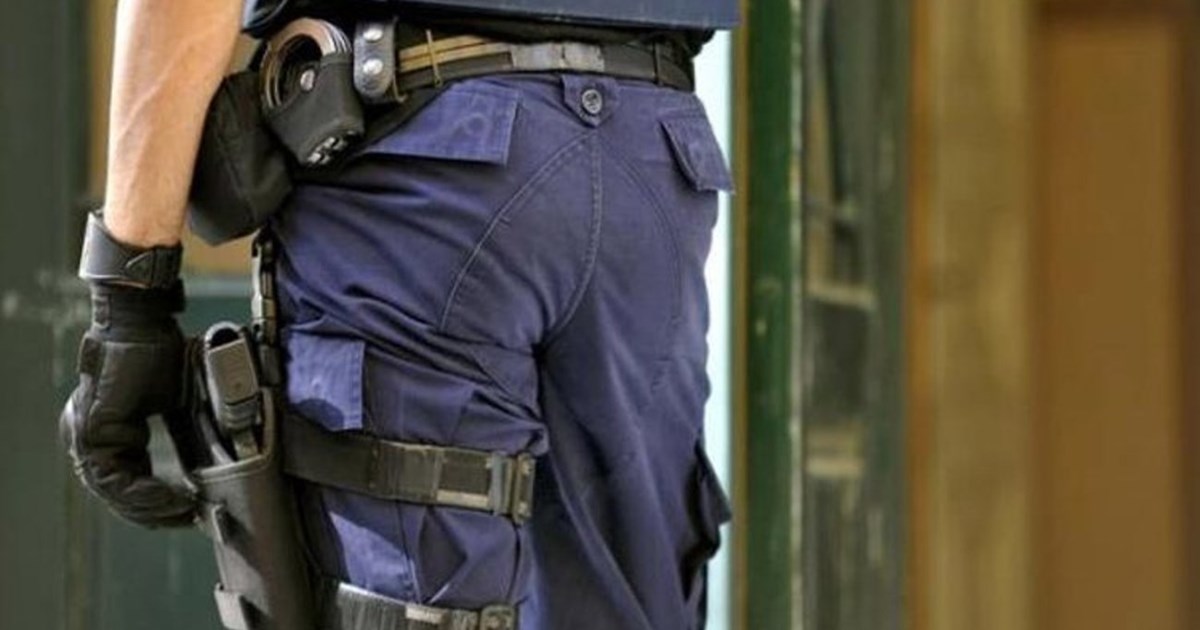 Με... πλαστική κούκλα του σεξ μια παρέα βγήκε live στο MEGA από τον Πειραιά [βίντεο]