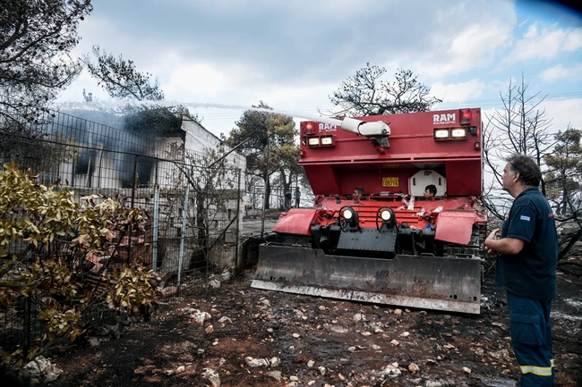 Φωτιά στα Βίλια: Δεν απειλούνται οικισμοί - Οι φλόγες κατευθύνονται προς το Πεδίο Βολής Μεγάρων