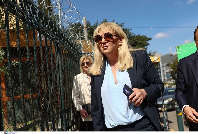 Στην Ευελπίδων η χήρα του Γιώργου Καραϊβάζ - Για να δηλώσει υποστήριξη κατηγορίας [εικόνες]