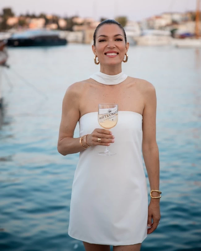 Βίκυ Καγιά: Με αισθησιακό κόκκινο slip dress στη Μύκονο - Το συνδύασε με απροσδόκητα φλατ παπούτσια