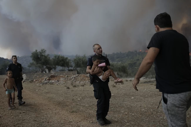 Πύρινη κόλαση στα Δερβενοχώρια: Αστυνομικοί παίρνουν αγκαλιά μικρά παιδιά για να τα σώσουν ΦΩΤΙΑ ΔΕΡΒΕΝΟΧΩΡΙΑ