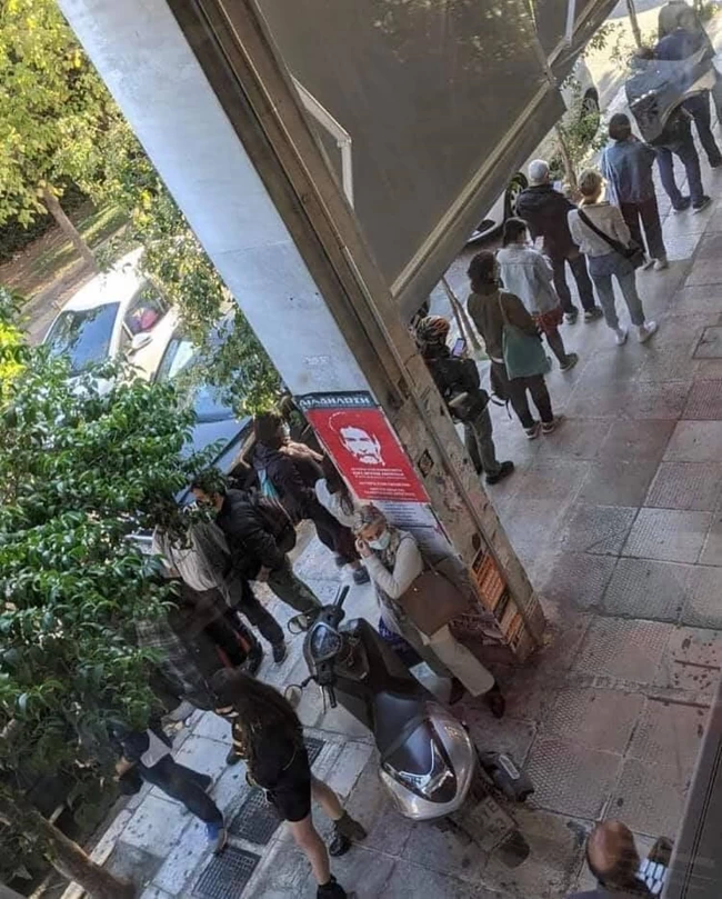 Η άλλη πλευρά του lockdown: Ουρές και στα βιβλιοπωλεία ενόψει "λουκέτου"