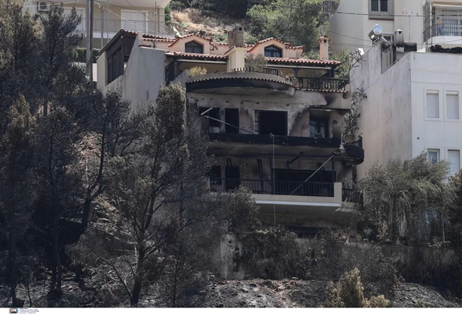 Φωτιά στη Βούλα: Συνεχίζεται η καταγραφή των ζημιών από τη μεγάλη πυρκαγιά [εικόνες]