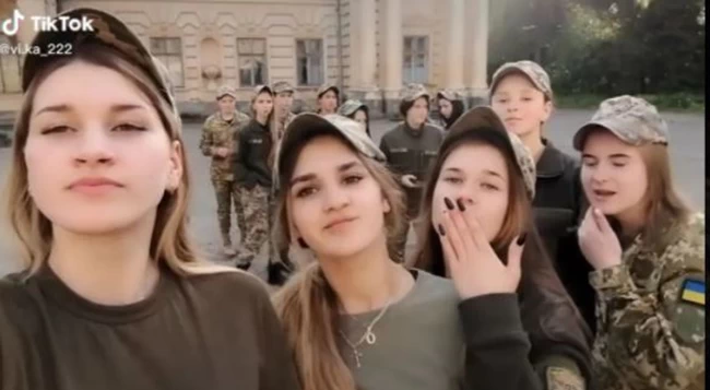 Viral: Ουκρανές καλλονές ντύθηκαν στο χακί και είναι έτοιμες να τα βάλουν με τον Πούτιν [Εικόνες - βίντεο]