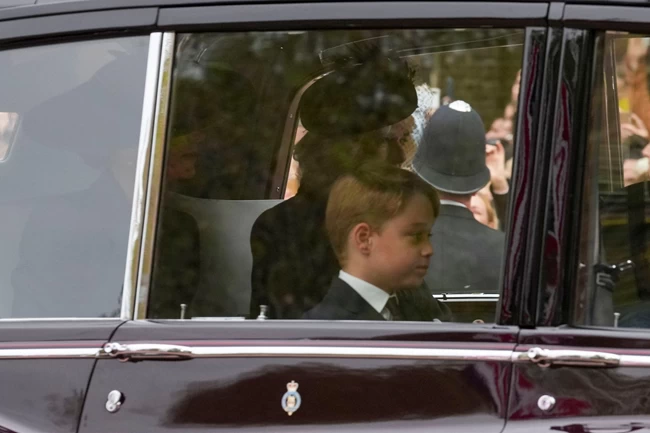 Κηδεία βασίλισσας Ελισάβετ: Το royal look της πριγκίπισσας Σάρλοτ με καπέλο και ο λυπημένος Τζορτζ