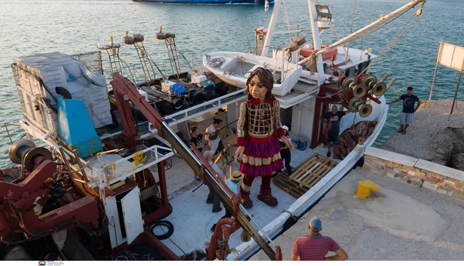 Ποια είναι η "Μικρή Αμαλ" που ταξιδεύει σε όλη την Ελλάδα [Εικόνες-Βίντεο]