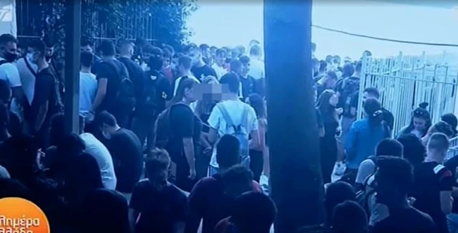 Κορονοϊός: Εικόνα συνωστισμού από σχολείο στον Πειραιά - Ανησυχία για τα κρούσματα