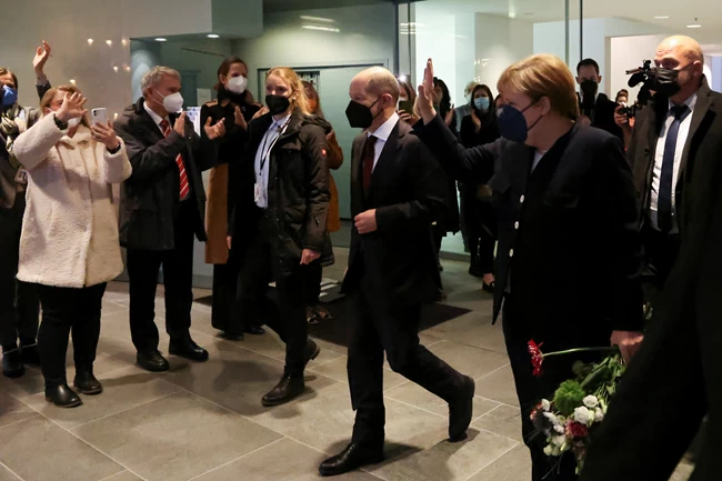 Γερμανία: Το τελευταίο χειροκρότημα στη Μέρκελ - Εργαζόμενοι στην Καγκελαρία την αποχαιρετούν [Εικόνες]