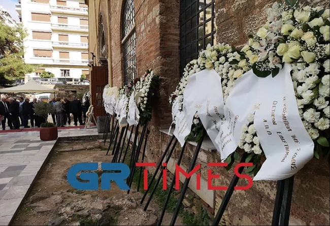 Συγκίνηση στη Θεσσαλονίκη: Πλήθος κόσμου αποχαιρέτησε τον σεισμολόγο Βασίλη Παπαζάχο [εικόνες-βίντεο]