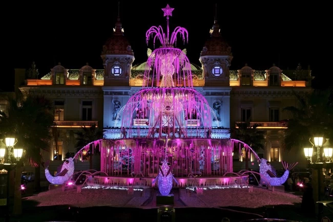 Christmas ready η πριγκίπισσα Σαρλίν: Η εμφάνιση με ντραπέ παλτό Burberry στη φωταγώγηση της Place du Casino