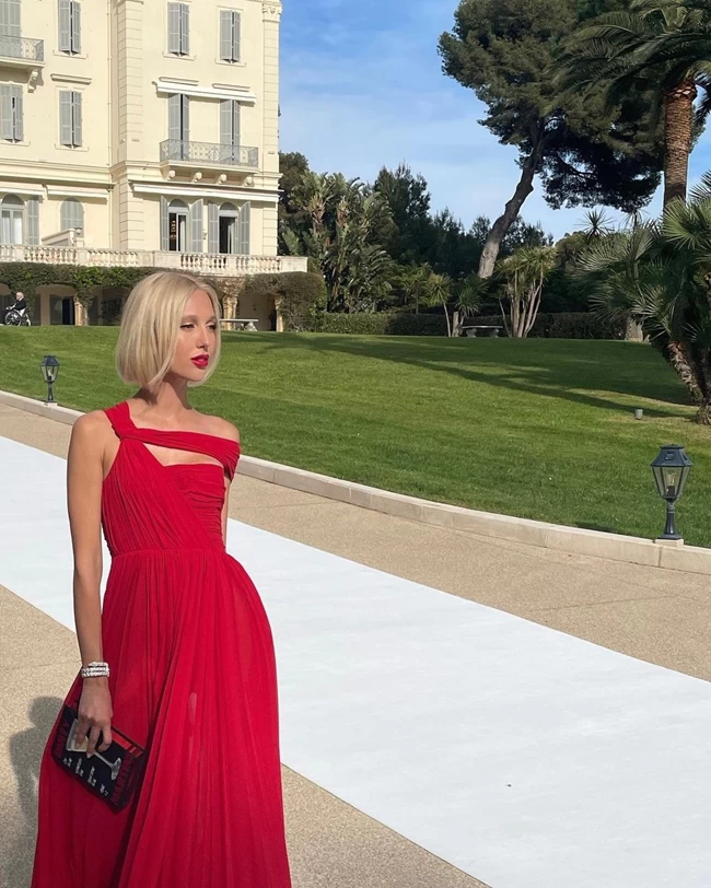 Μαρία Ολυμπία: Σαν πριγκίπισσα με royal φόρεμα στην πασαρέλα του Giambattista Valli στο Παρίσι