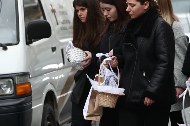 Σπαραγμός στα Γιαννιτσά για την Ιφιγένεια - Σε άσπρο φέρετρο η 23χρονη, καλαθάκια με κουφέτα κρατούν οι φίλες της