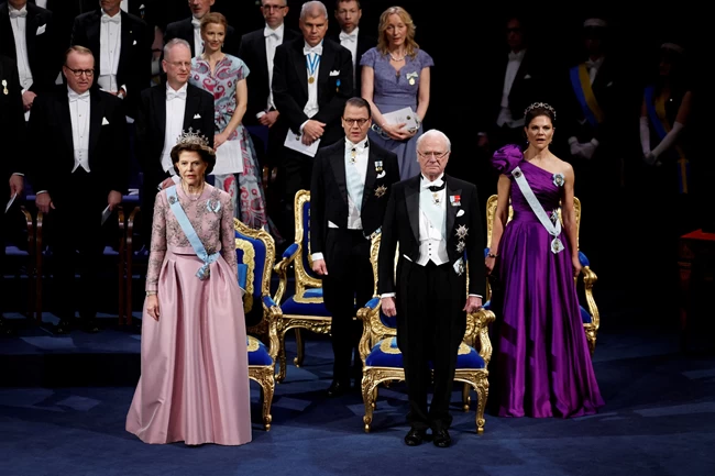 Γκλάμουρ, αίγλη και ιδιοφυΐα: Οι royals της Σουηδίας, τα Νόμπελ και το κόκκινο bardot φόρεμα της πριγκίπισσας Σοφίας