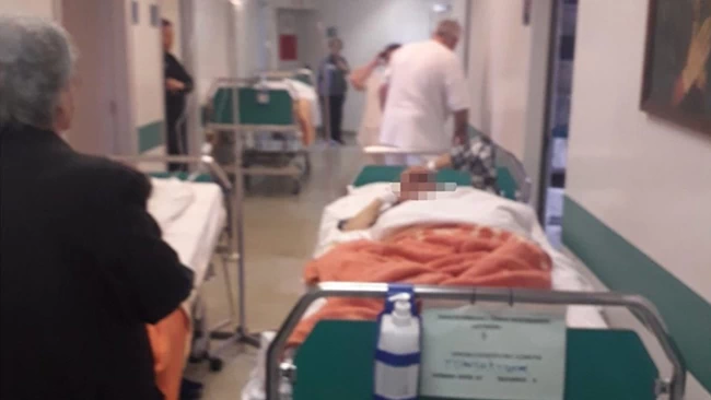 Βγήκαν ξανά τα ράντζα στο νοσοκομείο Αττικόν - Τι φταίει για τη μεγάλη "πληγή"
