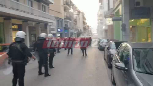 Πάτρα: Επεισόδια στην πορεία του Ζακ Κωστόπουλου - Αντιεξουσιαστές επιτέθηκαν σε διμοιρία των ΜΑΤ [Βίντεο]