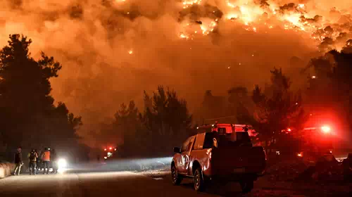 Ο φακός του Reuters στη φωτιά στον Σχίνο Κορινθίας: Εικόνες που κόβουν την ανάσα