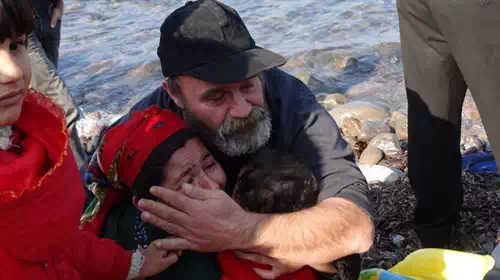 Ο Έλληνας που αγκαλιάζει τους πρόσφυγες μιλά στο TheTOC