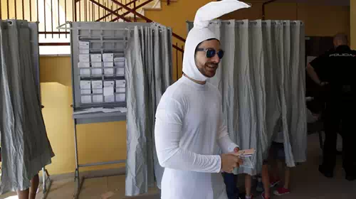 Ντύθηκε... σπέρμα και πήγε να ψηφίσει!