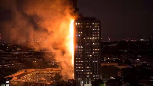 Σκηνές αποκάλυψης στο Λονδίνο: Φωτιά σε πύργο 27 ορόφων-Εγκλωβισμένοι