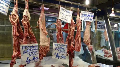 Απίστευτο περιστατικό στην Κρήτη: Κρεοπώλης ξυλοκόπησε άγρια πελάτη για την τιμή στο κρέας