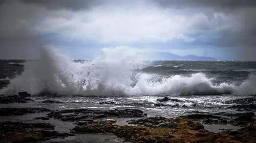 Meteo: Εως 35 βαθμοί στην Κ. Ελλάδα, άνεμοι 7 μποφόρ στο Αιγαίο &amp; βροχές