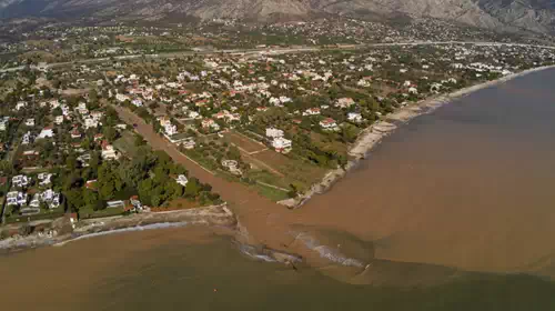 Ποτάμι λάσπης ολόκληρη η Κινέτα -  Εικόνες από drone