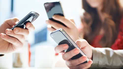 Ερευνα-σοκ: Ενας στους 4 νέους εθισμένος με το κινητό του