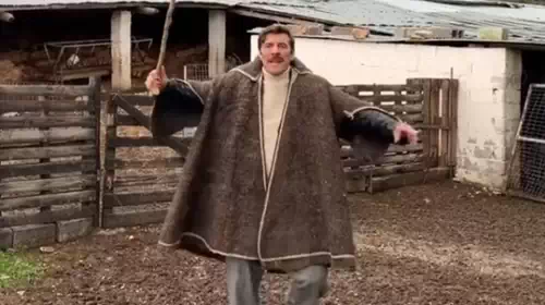 Ο Στάνκογλου φοράει την κάπα του Βόγλη στο «Στάσου Μύγδαλα» [βίντεο]