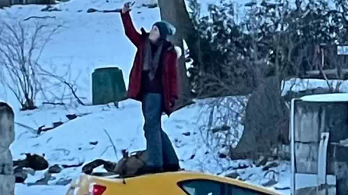 Απίθανο: Νεαρή στον Καναδά έβγαζε selfie πάνω στο καπό, καθώς το αυτοκίνητό της βυθιζόταν στο ποτάμι