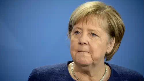 Γερμανία: Εκαναν τη Μέρκελ... λούτρινο αρκουδάκι και έχει γίνει ανάρπαστο [εικόνες - βίντεο]