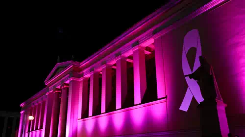 Στα &quot;ροζ&quot; για τον καρκίνο του μαστού το Πανεπιστήμιο Αθηνών, στη μνήμη της Φώφης Γεννηματά [εικόνες]