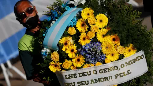 Κηδεία Μαραντόνα - Συγκίνηση με το στεφάνι του Πελέ: Ο Θεός σε έκανε ιδιοφυΐα