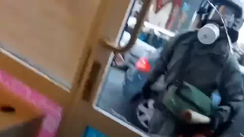 Εξάρχεια: Σάλος με αστυνομικό των ΜΑΤ που σπάει τζαμαρία μαγαζιού και φωνάζει &quot;ναι, είμαι τρελός&quot; [βίντεο ντοκουμέντο]