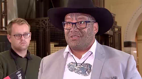 Νέα Ζηλανδία: Μαορί βουλευτής αρνήθηκε τη γραβάτα - Εμφανίστηκε με &quot;αποικιακή θηλιά&quot; και καουμπόικο καπέλο [εικόνες]