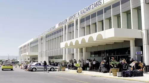 Πανικός στο Ηράκλειο Κρήτης: Ταξιτζής παρέσυρε αστυνομικό για να μην του κάνει έλεγχο - Επεισόδιο στο αεροδρόμιο
