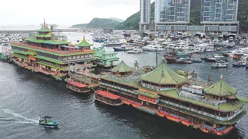 Χονγκ Κονγκ: Πώς βυθίστηκε το εμβληματικό πλωτό εστιατόριο Jumbo - Μπορούσε να φιλοξενεί πάνω από 2.000 πελάτες [Βίντεο]