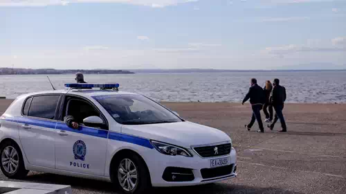 Θεσσαλονίκη: Έφτυσε τους αστυνομικούς που της &quot;έκοβαν&quot; πρόστιμο για μάσκα
